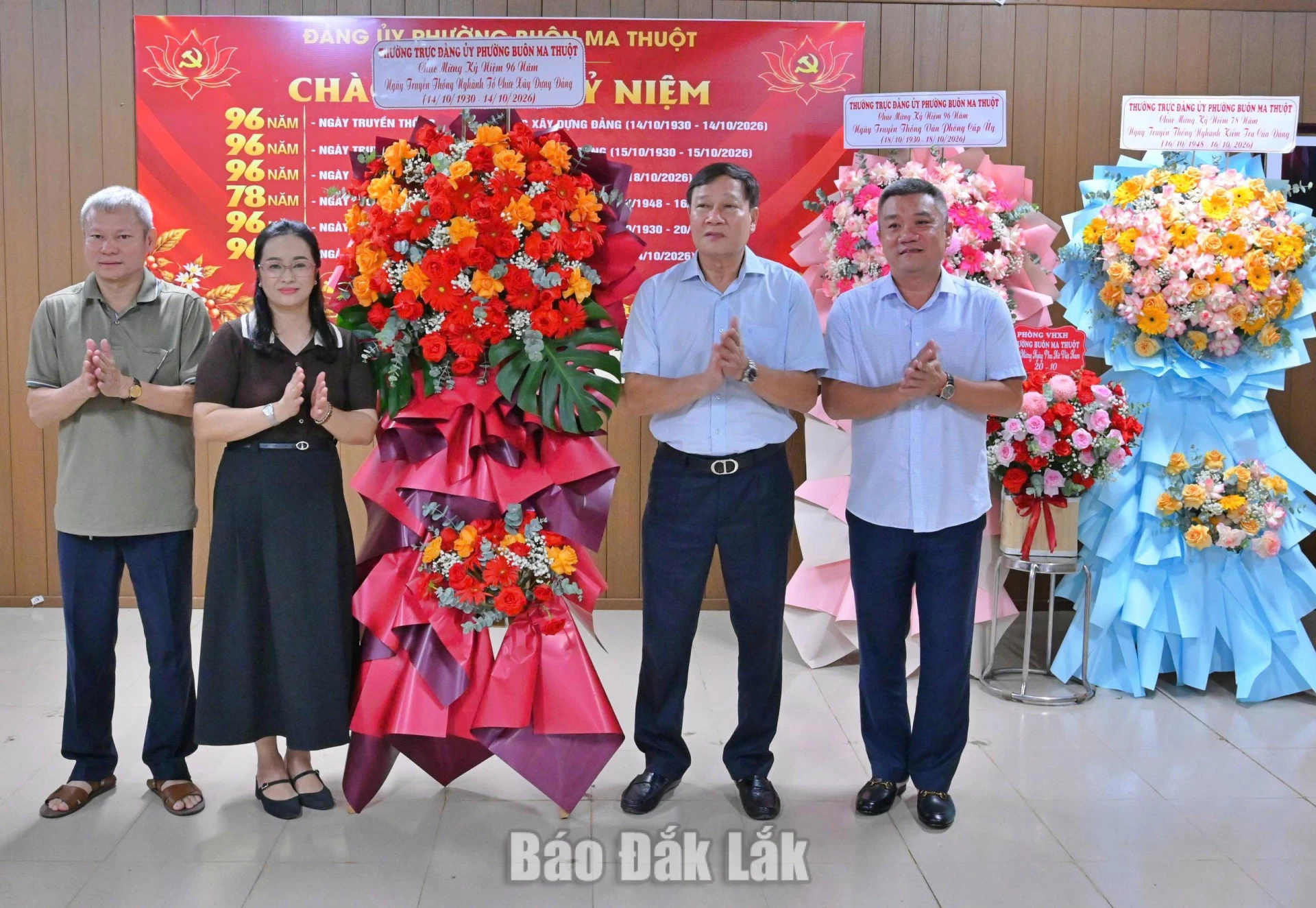Thường trực Đảng ủy phường Buôn Ma Thuột tặng hoa chúc mừng ngành Tổ chức xây dựng Đảng.