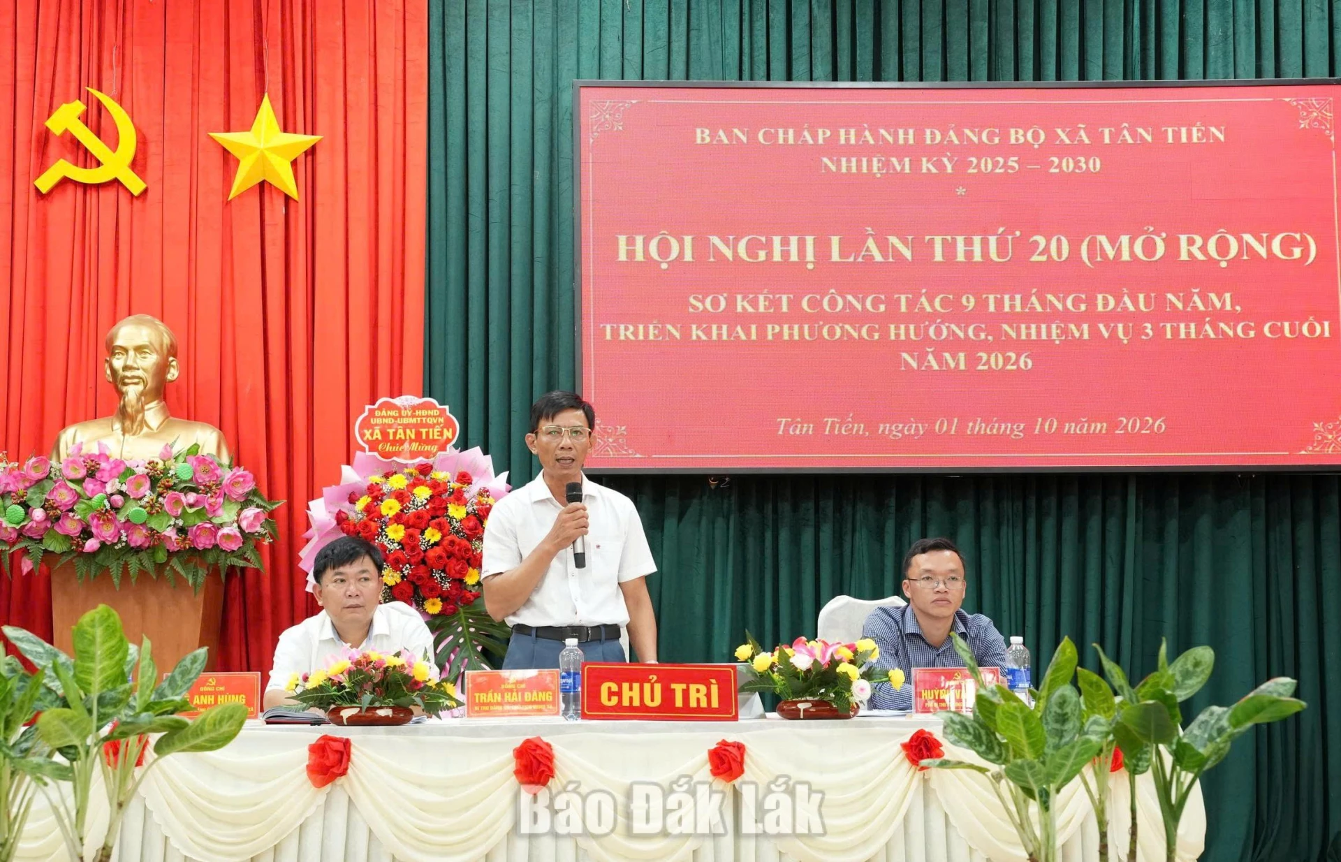 Các đồng chí Trần Hải Đăng, Bí thư Đảng ủy, Chủ tịch HĐND xã; Huỳnh Văn Quý, Phó Bí thư Thường trực Đảng ủy; Lê Anh Hùng, Phó Bí thư Đảng ủy, Chủ tịch UBND xã chủ trì hội nghị.