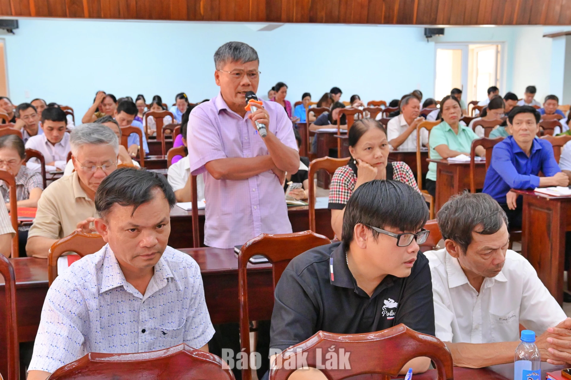 Người dân ý kiến tại hội nghị.