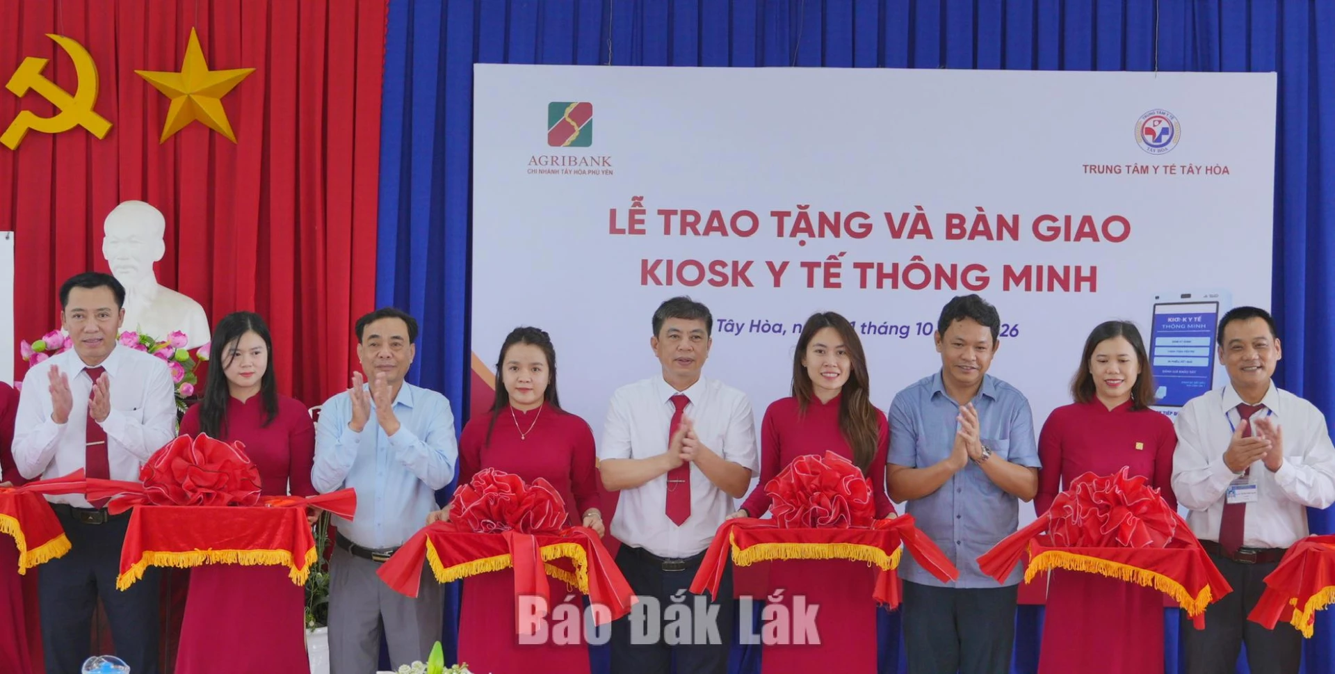 Các đại biểu cắt băng khánh thành đưa kiosk y tế thông minh vào sử dụng.