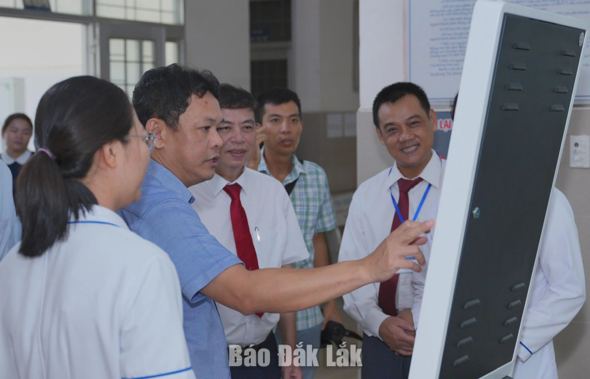 Lãnh đạo xã Tây Hòa trải nghiệm kiosk y tế thông minh.
