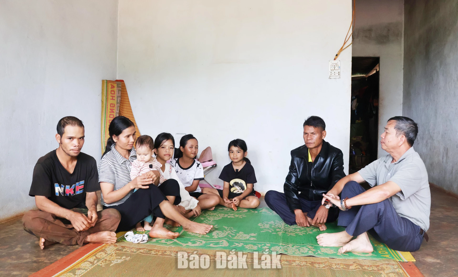 Ông Y Thái Mlô (thứ 2 từ phải qua) thăm hỏi gia đình chị HSuonh Ksơr về tình hình kinh tế của gia đình ở buôn Lê.