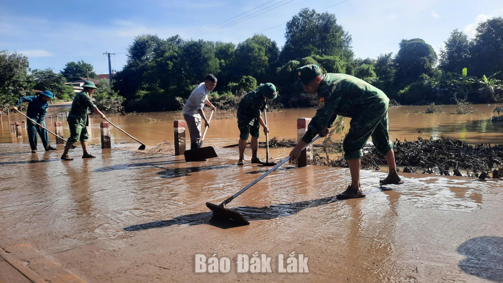 Bộ đội giúp dân khắc phục các sự cố thiên tai trên địa bàn.