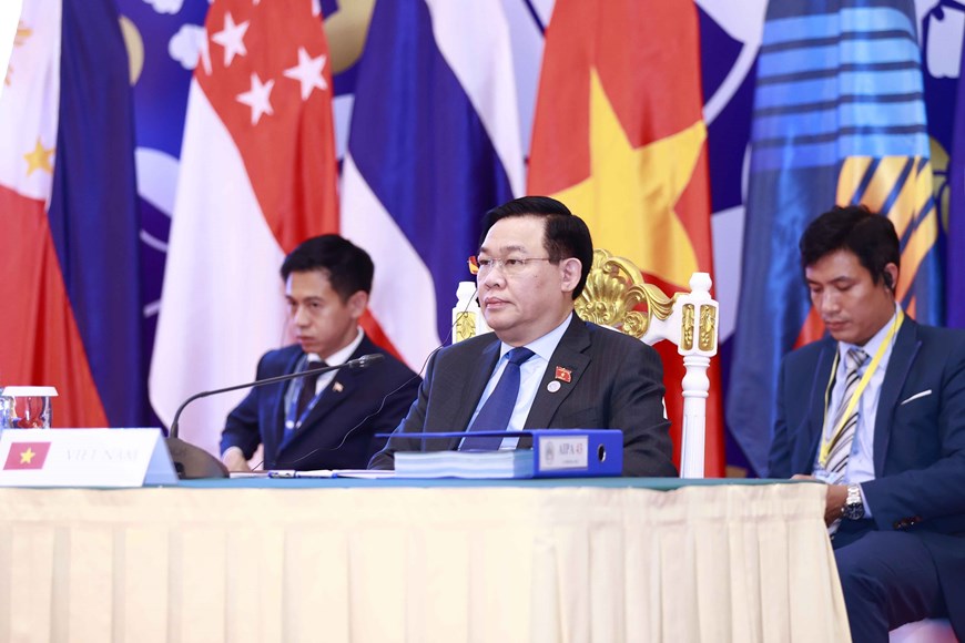 Chủ tịch Quốc hội Vương Đình Huệ dự phiên họp. Ảnh: TTXVN