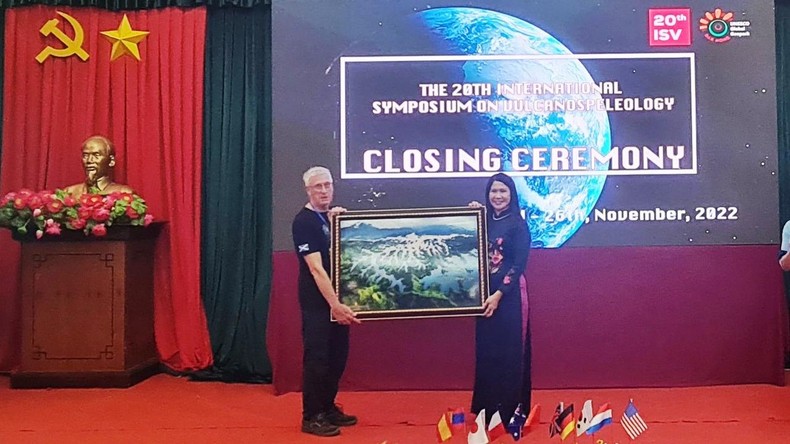 Tỉnh Đắk Nông trao quà lưu niệm cho các nhà khoa học, chuyên gia, học giả quốc tế tham dự Hội nghị quốc tế về Hang động núi lửa lần thứ 20. Ảnh: NhanDan