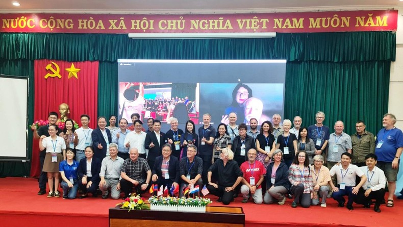 Các đại biểu dự Hội nghị quốc tế về hang động núi lửa lần thứ 20 và Hội thảo khoa học “15 năm phát triển Công viên địa chất ở Việt Nam” chụp hình lưu niệm. Ảnh: NhanDan