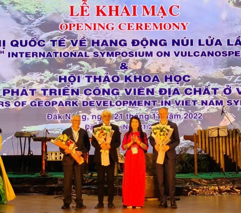 Phó Chủ tịch Ủy ban nhân dân tỉnh Đắk Nông Tôn Thị Ngọc Hạnh tặng hoa cho các đại biểu quốc tế thuộc Mạng lưới Công viên địa chất toàn cầu UNESCO. Ảnh: NhanDan