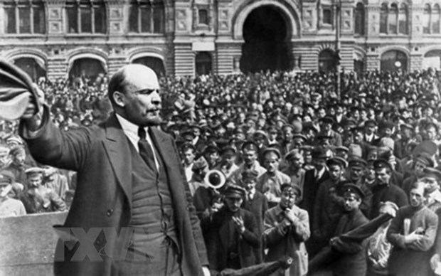 Lãnh tụ Vladimir Ilyich Lenin phát biểu trước người dân tại Petrograd năm 1917. (Ảnh: Tư liệu/TTXVN phát)