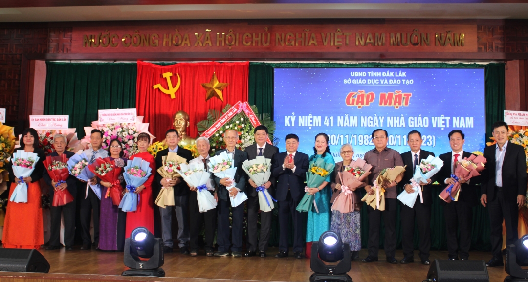 Gặp mặt kỷ niệm 41 năm Ngày Nhà giáo Việt Nam
