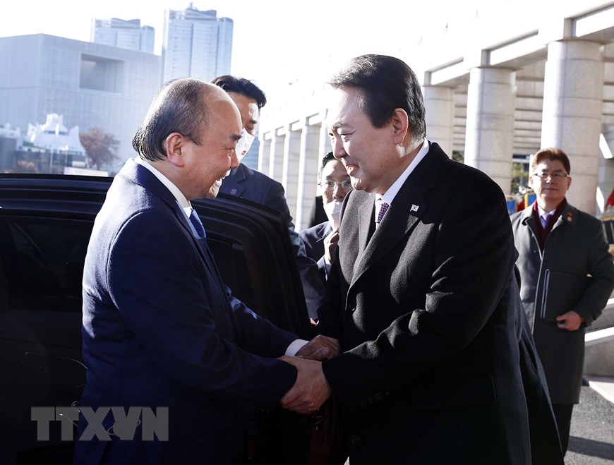 Tổng thống Hàn Quốc Yoon Suk-yeol đón Chủ tịch nước Nguyễn Xuân Phúc. (Ảnh: Thống Nhất/TTXVN)