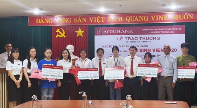 Agribank Đắk Lắk trao thưởng cho sinh viên Trường Đại học Tây Nguyên đã may mắn trúng thưởng trong Chương trình “Agribank đồng hành cùng tân sinh viên” 