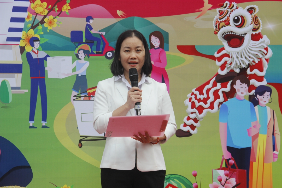 Bà Trần Thị Thành Nhân, Phó Giám đốc Siêu thị Co.opmart Buôn Ma Thuột phát biểu khai mạc Tháng cao điểm khuyến mãi tết 2023 tại siêu thị