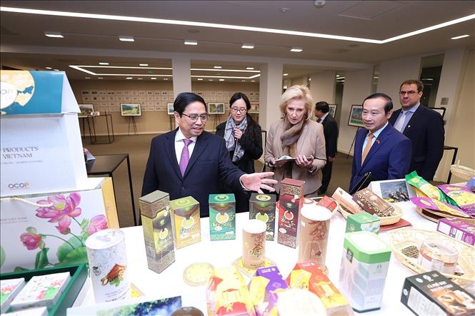 Thủ tướng Phạm Minh Chính và Công chúa Vương quốc Bỉ Astrid tham quan trưng bày sản phẩm OCOP của Việt Nam. Ảnh: Dương Giang/TTXVN