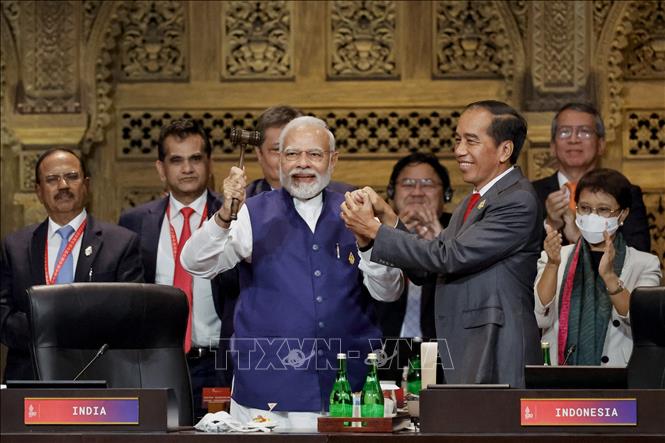 Tổng thống Indonesia Joko Widodo (phải, hàng trước) trao búa chuyển giao cương vị Chủ tịch G20 cho Thủ tướng Ấn Độ Narendra Modi (trái, hàng trước) tại lễ bế mạc Hội nghị thượng đỉnh G20 ở Bali (Indonesia), ngày 16/11/2022. Ảnh tư liệu: AFP/TTXVN