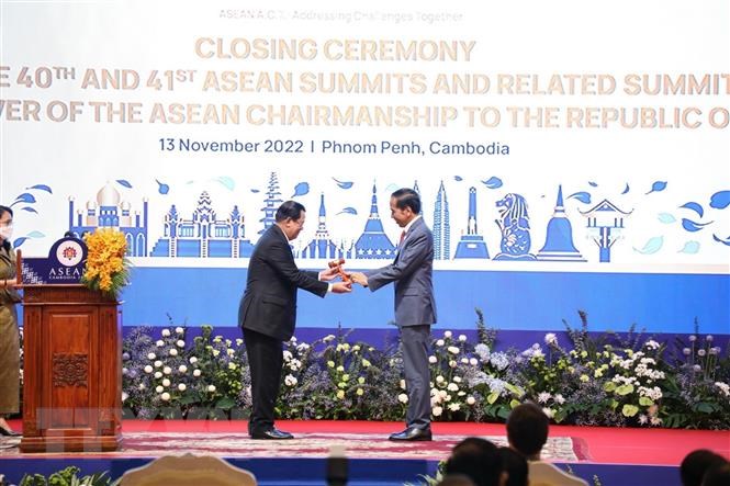 Thủ tướng Campuchia Samdech Techo Hun Sen bàn giao chiếc búa tượng trưng cho vị trí Chủ tịch ASEAN tới Tổng thống Indonesia Joko Widodo. (Ảnh Nguyễn Hùng/TTXVN)