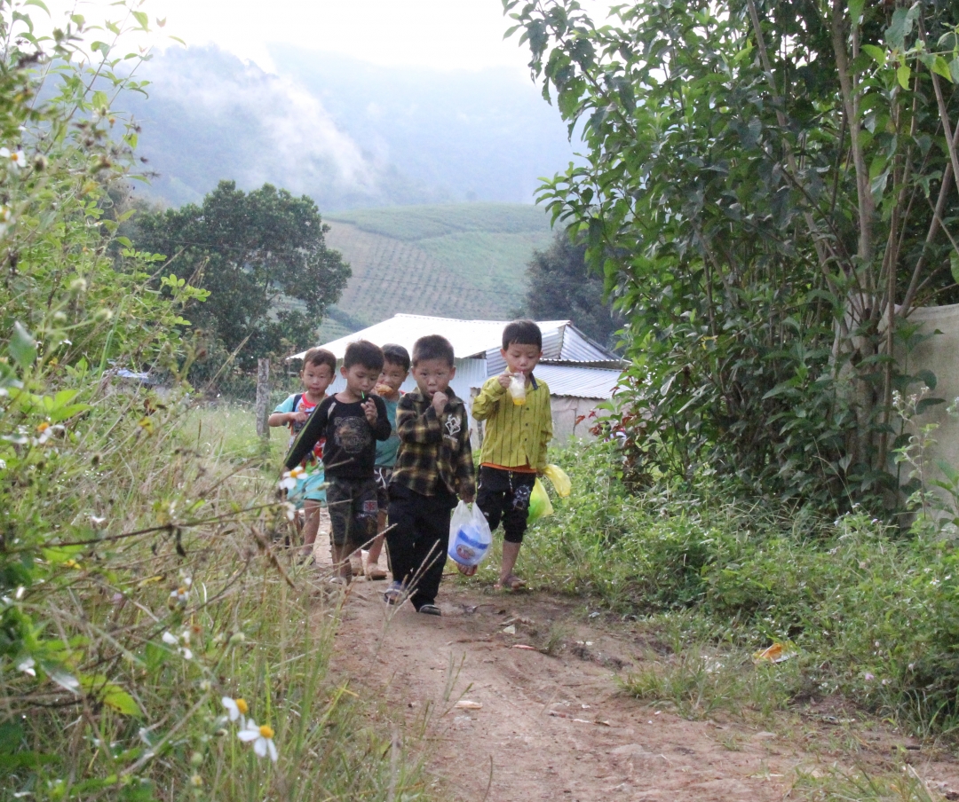 Con em người dân tộc thiểu số tại buôn Đắk Sa, xã Đắk Nuê, huyện Lắk
