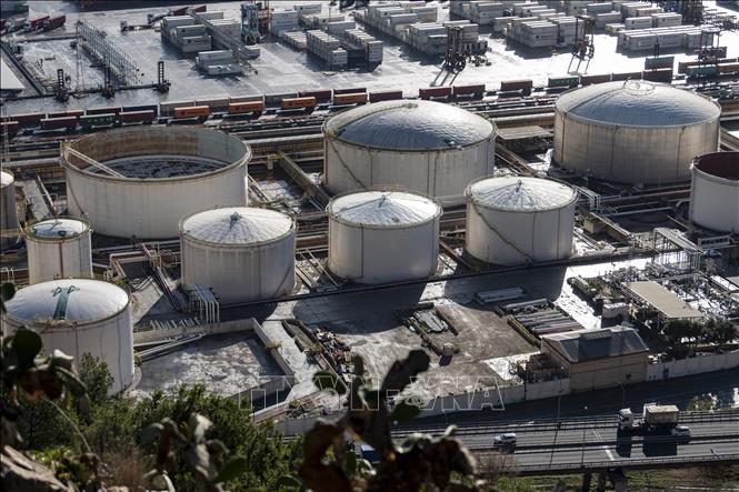 Các bể chứa tại trạm khí đốt tự nhiên hóa lỏng ở Barcelona, Tây Ban Nha. Ảnh: AFP/TTXVN