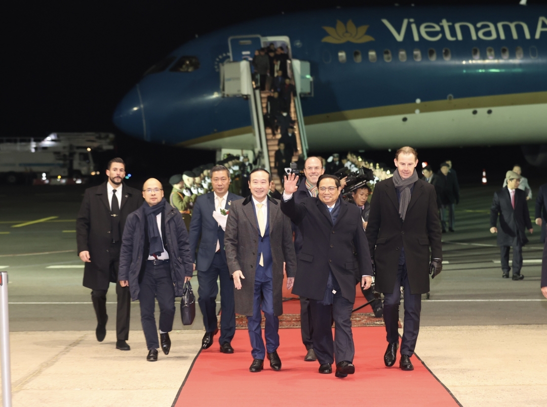 Lễ đón Thủ tướng Phạm Minh Chính đến Luxembourg. (Ảnh: Dương Giang/TTXVN)
