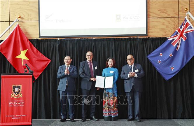 Chủ tịch Quốc hội Vương Đình Huệ chứng kiến lễ trao đổi Biên bản ghi nhớ giữa các trường đại học của New Zealand và Việt Nam. Ảnh: Doãn Tấn/TTXVN