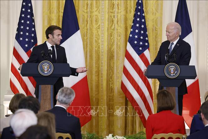 Tổng thống Mỹ Joe Biden (phải) và Tổng thống Pháp Emmanuel Macron trong cuộc họp báo tại Washington DC., ngày 1/12/2022. Ảnh: AFP/TTXVN