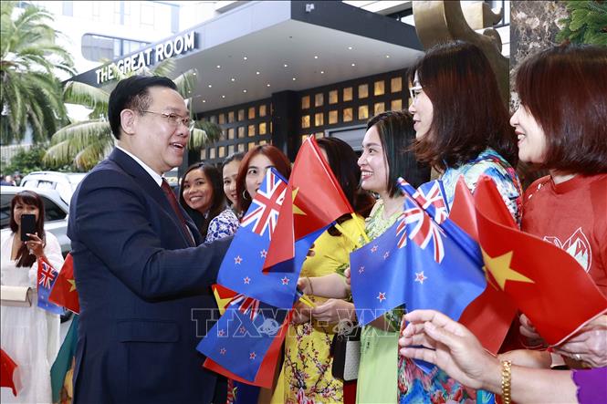 Chủ tịch Quốc hội Vương Đình Huệ với đại diện cộng đồng người Việt tại New Zealand tại lễ đón. Ảnh: Doãn Tấn/TTXVN