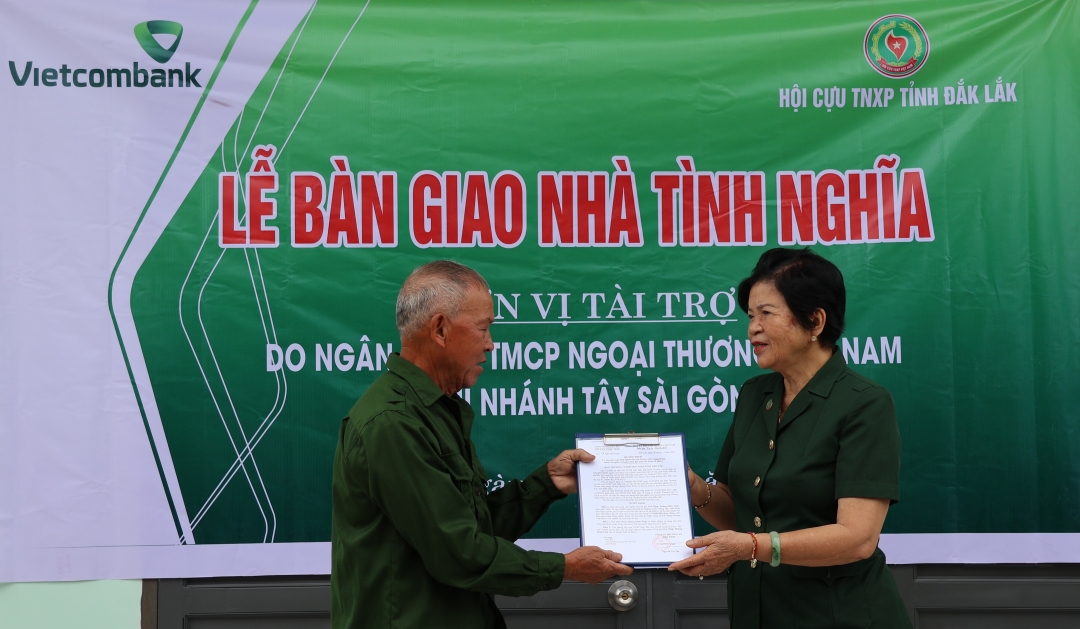 Chủ tịch Hội Cựu thanh niên xung phong tỉnh Nguyễn Thị Tác trao quyết định bàn giao nhà và quà cho gia đình ông Hoàng Đình Tính 