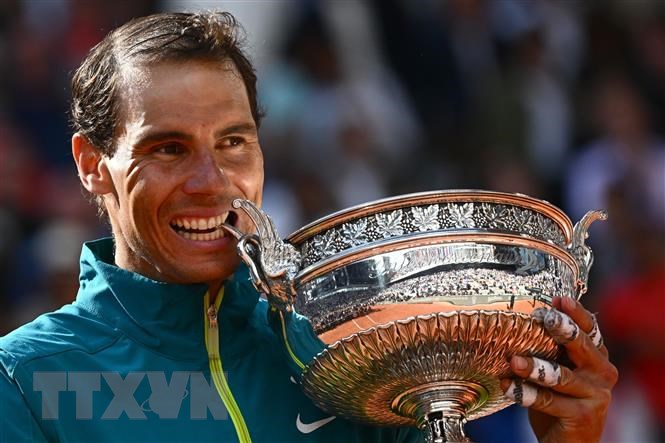 Vua sân đất nện Rafael Nada nâng cup vô địch Roland-Garros lần thứ 14, sau khi thắng dễ dàng Casper Ruud trong trận chung kết ở Paris, Pháp ngày 5/6/2022. Ảnh: AFP/TTXVN