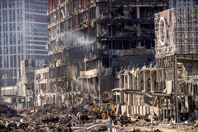 Những toà nhà bị phá huỷ trong xung đột tại tại phía Bắc thủ đô Kiev, Ukraine ngày 21/3/2022. Ảnh: AFP/TTXVN