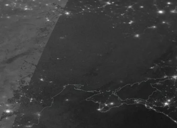 Hình ảnh vệ tinh của NASA cho thấy Ukraine chìm trong bóng tối. Ảnh: NASA