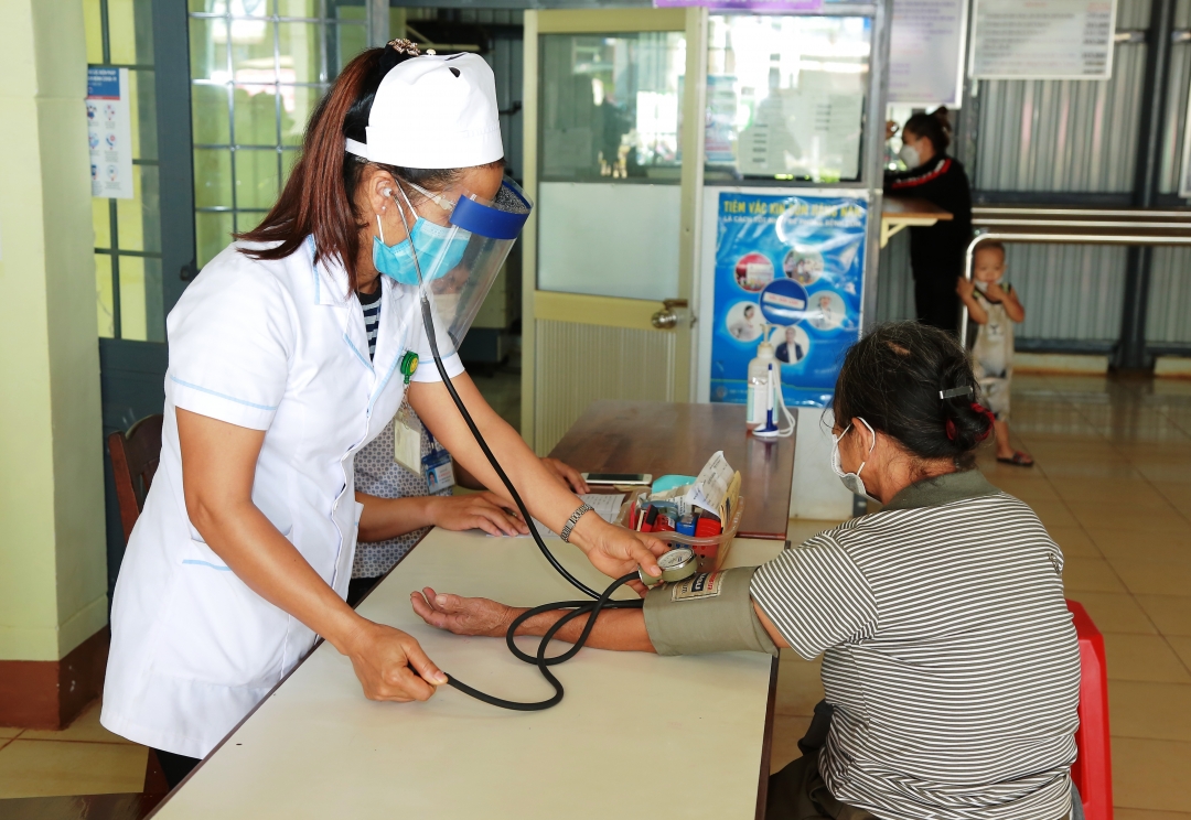 Người dân khám bệnh tại TTYT huyện Cư Mgar.