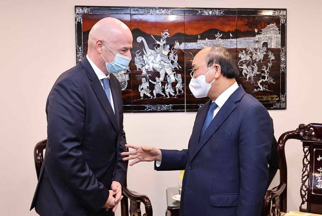 Chủ tịch nước Nguyễn Xuân Phúc gặp Chủ tịch FIFA Gianni Infantino. Ảnh: TTXVN