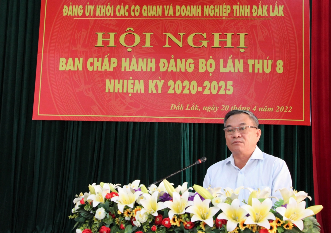 Phó Bí thư Thường trực Đảng ủy Khối Nguyễn Đình Hoàng phát biểu ý kiến tại hội nghị