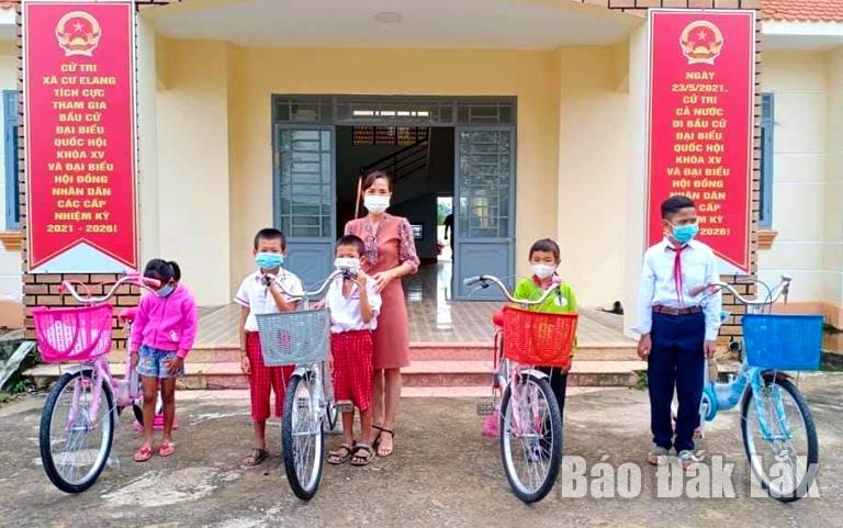 Cán bộ Hội LHPN xã Cư Elang (huyện Ea Kar) trao xe đạp tặng học sinh có hoàn cảnh khó khăn trên địa bàn xã