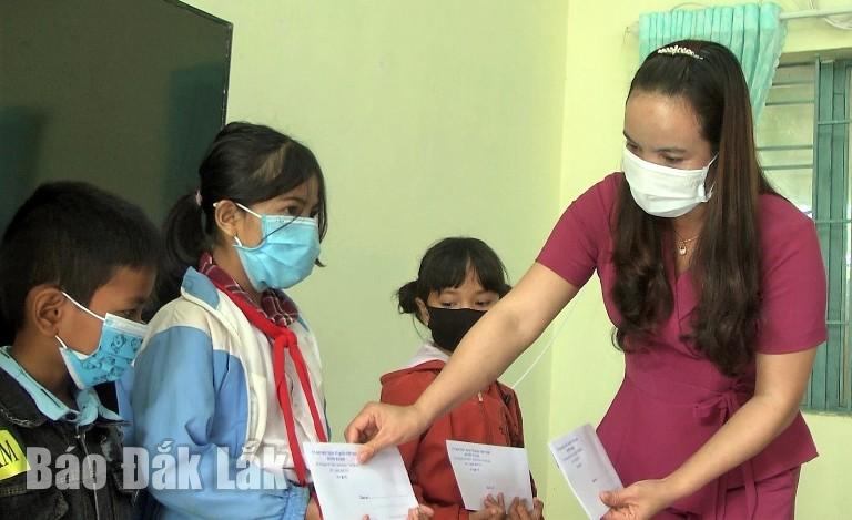 Huyện Ea Kar: Trao 361 suất quà tặng học sinh khó khăn