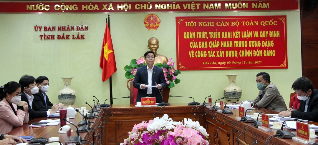 Ủy viên Trung ương Đảng, Bí thư Tỉnh ủy Đắk Lắk Nguyễn Đình Trung phát biểu tham luận tại hội nghị