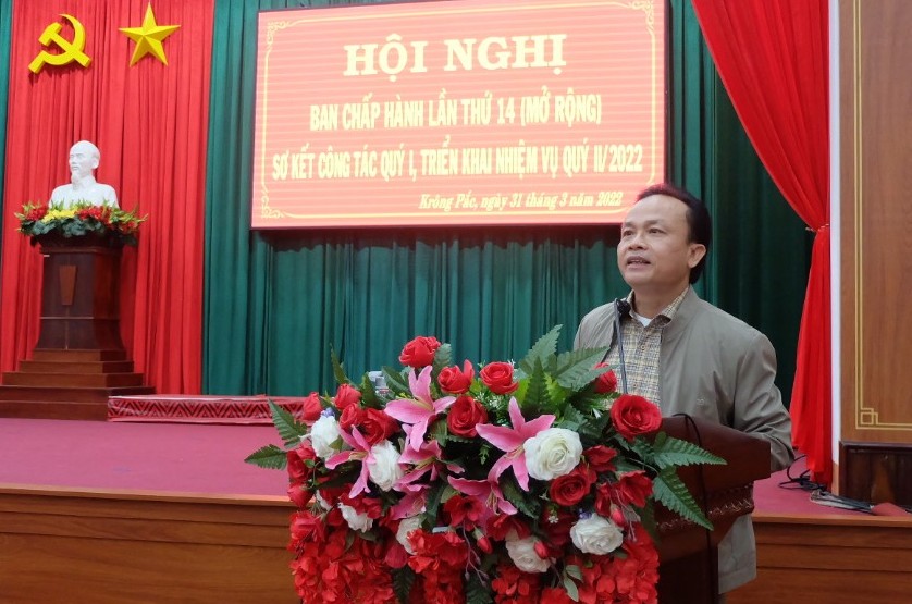 Phó Bí thư Thường trực Huyện ủy Trần Quốc Vĩnh phát biểu tại hội nghị