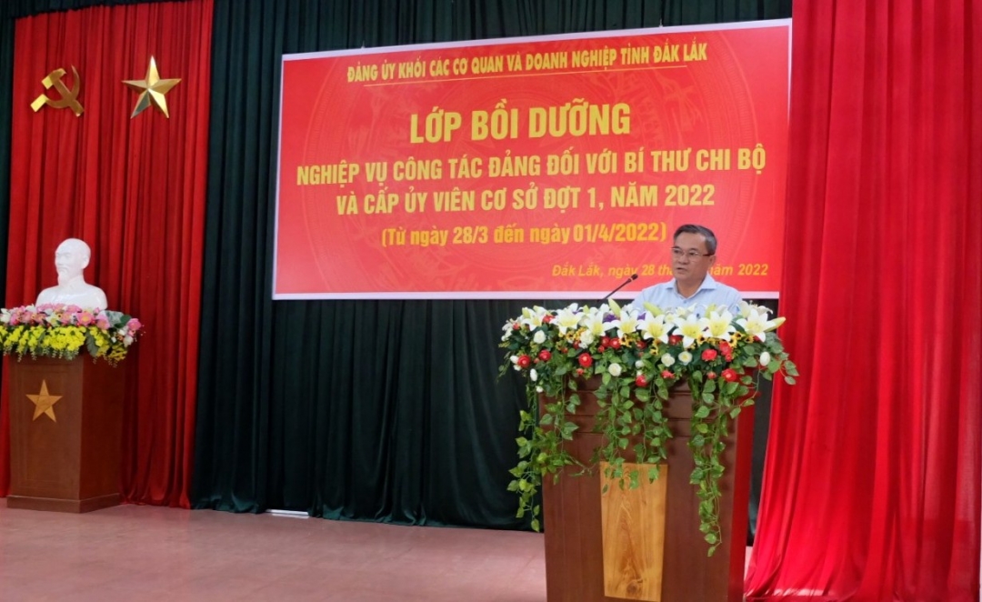 Đồng chí Nguyễn Đình Hoàng,  Phó Bí thư Thường trực Đảng ủy Khối phát biểu bế mạc lớp bồi dưỡng
