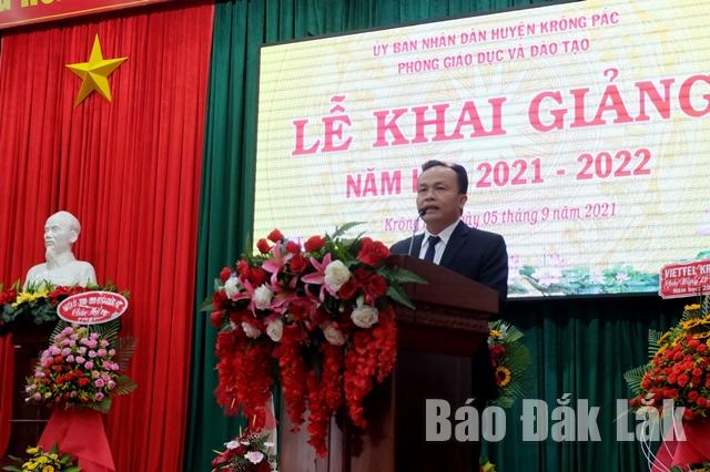 Phó Bí thư Thường trực Huyện ủy Trần Quốc Vĩnh đọc thư chúc mừng khai giảng của Chủ tịch Nước Nguyễn Xuân Phúc. 