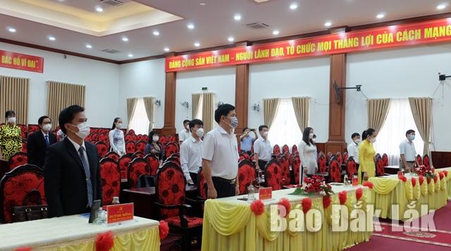 Các đại biểu tham dự Lễ Khai giảng năm học mới tại điểm cầu hội trường Huyện ủy.