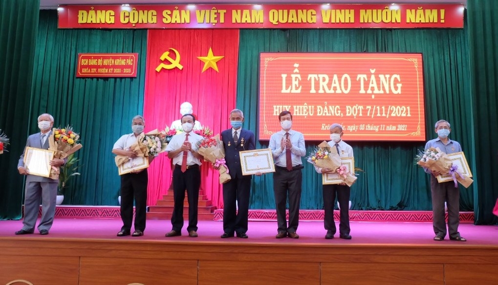 Bí thư Huyện ủy Trần Hồng Tiến và Phó Bí thư Thường trực Huyện ủy Trần Quốc Vĩnh trao tặng Huy hiệu Đảng cho đảng viên tại buổi lễ.