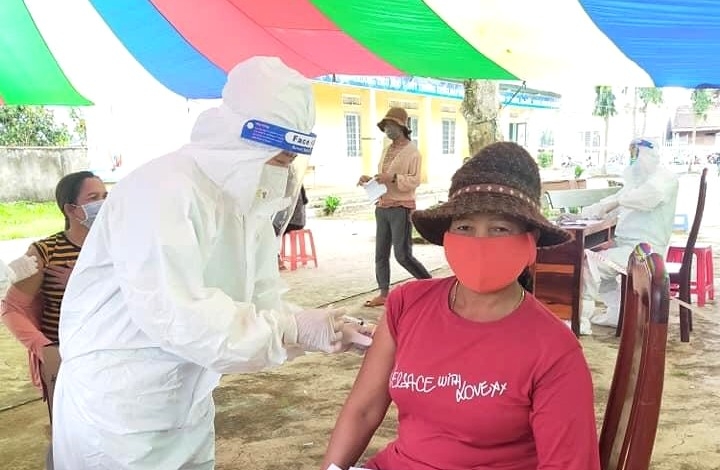 Tiêm vắc-xin COVID-19 cho người dân ở xã Ea Kênh