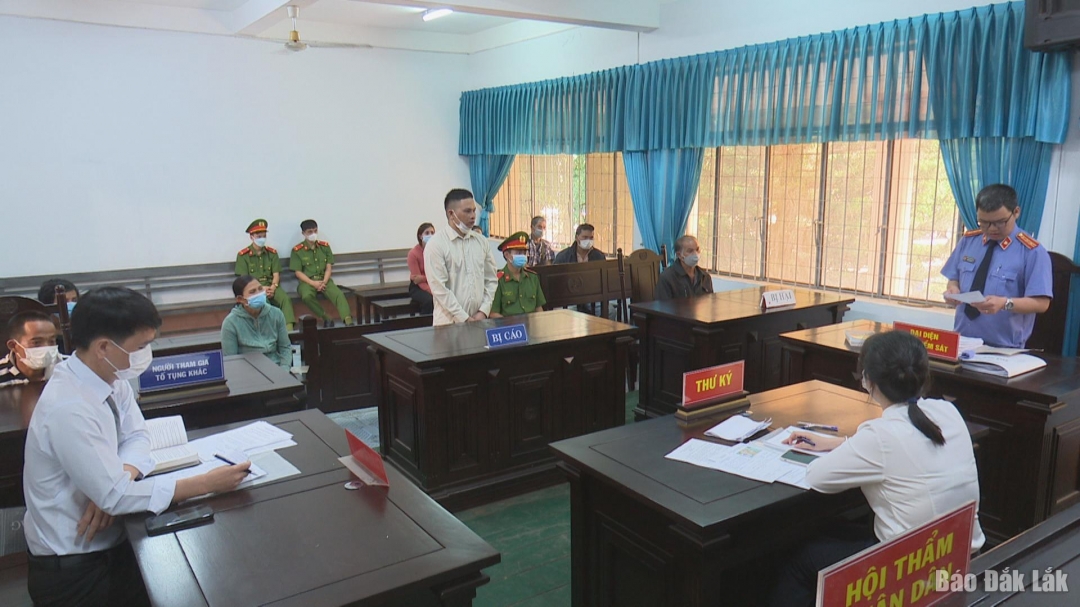 Quang cảnh phiên tòa xử bị cáo Y Nam HWing.
