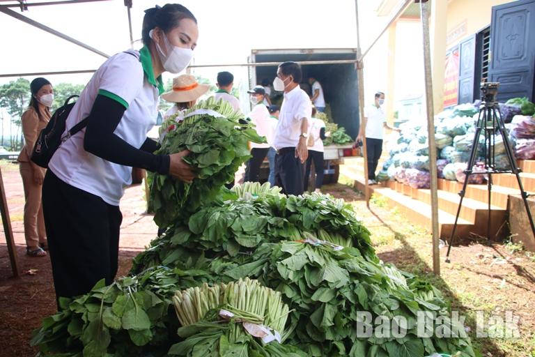 Một nhóm thiện nguyện ở TP. Buôn Ma Thuột vận chuyển rau, củ, quả về hỗ trợ huyện Krông Búk.