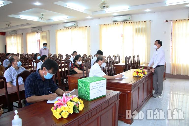 Bác sĩ Nguyễn Ngọc Thịnh, Giám đốc Bệnh viện đã chiến số 1 (bìa phải) trao đổi một số thông tin với Đoàn công tác