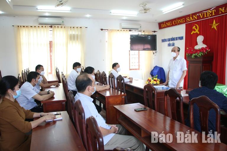 Chủ tịch UBND tỉnh Phạm Ngọc Nghị trao đổi, động viên lực lượng làm nhiệm vụ tại bệnh viện