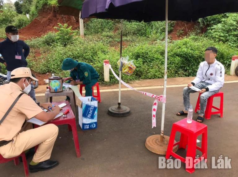 Lực lượng Công an huyện Krông Búk xử lý một trường hợp vi phạm quy định phòng, chống dịch