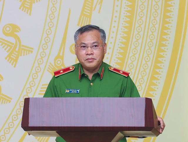Thiếu tướng Lê Văn Long, Thứ trưởng Bộ Công an báo cáo trước hội nghị. Ảnh: Báo Chính phủ