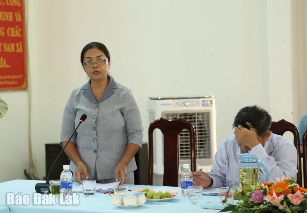 Trưởng Ban Dân vận Tỉnh ủy, Chủ tịch Ủy ban MTTQ Việt Nam tỉnh HKim Hoa Byă đóng góp ý kiến tại buổi làm việc.