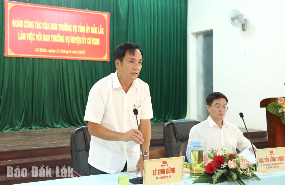 Bí thư Huyện ủy Cư Kuin Lê Thái Dũng báo cáo tình hình thực hiện nhiệm vụ trên địa bàn huyện.