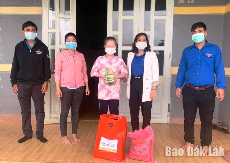 Huyện Đoàn Cư Kuin: Tặng 700 suất quà cho trẻ em nhân dịp Tết Trung thu